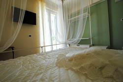 letto matrimoniale a baldacchino