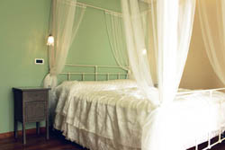 letto matrimoniale a baldacchino